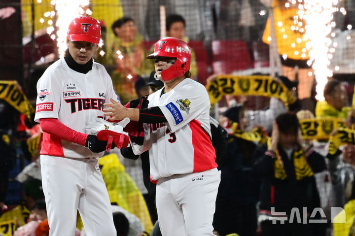 [광주=뉴시스] 이영주 기자 = 21일 광주 북구 광주-기아챔피언스필드에서 열린 2024 KBO 포스트시즌 한국시리즈 1차전 삼성 라이온즈와 KIA 타이거즈의 경기, 2회 말 2사 상황에서 3루에 들어온 KIA 김선빈이 카메라 판독을 기다리고 있다. 2024.10.21. leeyj2578@newsis.com