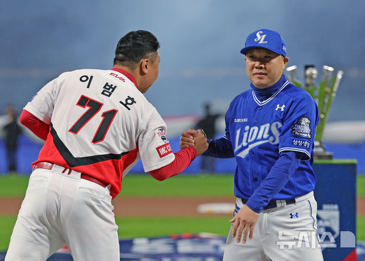 [광주=뉴시스] 김금보 기자 = 21일 광주 북구 광주-기아챔피언스필드에서 열린 2024 KBO 포스트시즌 한국시리즈 1차전 삼성 라이온즈와 KIA 타이거즈의 경기 시작에 앞서 KIA 이범호 감독과 삼성 박진만 감독이 인사하고 있다.  2024.10.21. kgb@newsis.com