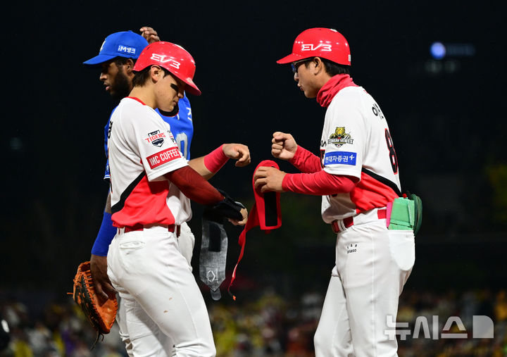 [광주=뉴시스] 이영주 기자 = 21일 광주 북구 광주-기아챔피언스필드에서 열린 2024 KBO 포스트시즌 한국시리즈 1차전 삼성 라이온즈와 KIA 타이거즈의 경기, 4회 말 무사 상황에서 KIA 김도영이 볼넷으로 출루하고 있다. 2024.10.21. leeyj2578@newsis.com