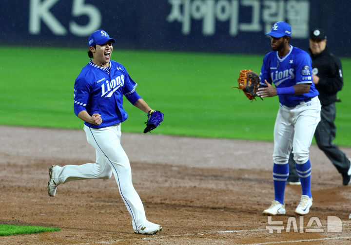 [광주=뉴시스] 전신 기자 = 21일 광주 북구 광주-기아챔피언스필드에서 열린 2024 KBO 포스트시즌 한국시리즈 1차전 삼성 라이온즈와 KIA 타이거즈의 경기에서 4회말 2사 1, 2루 삼성 선발 원태인이 KIA 최원준을 직접 1루에서 포스아웃 시킨 뒤 기뻐하고 있다.  photo1006@newsis.com