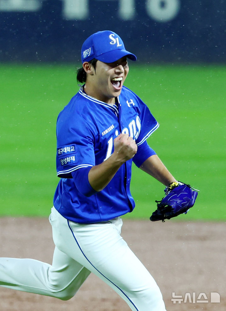 [광주=뉴시스] 전신 기자 = 21일 광주 북구 광주-기아챔피언스필드에서 열린 2024 KBO 포스트시즌 한국시리즈 1차전 삼성 라이온즈와 KIA 타이거즈의 경기에서 4회말 2사 1, 2루 삼성 선발 원태인이 KIA 최원준을 직접 1루에서 포스아웃 시킨 뒤 기뻐하고 있다. photo1006@newsis.com