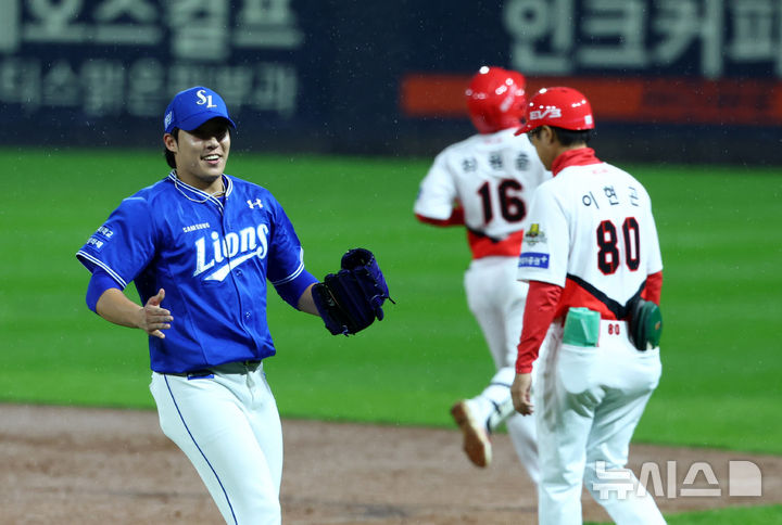 [광주=뉴시스] 전신 기자 = 21일 광주 북구 광주-기아챔피언스필드에서 열린 2024 KBO 포스트시즌 한국시리즈 1차전 삼성 라이온즈와 KIA 타이거즈의 경기에서 4회말 2사 1, 2루 삼성 선발 원태인이 KIA 최원준을 직접 1루에서 포스아웃 시킨 뒤 기뻐하고 있다. photo1006@newsis.com