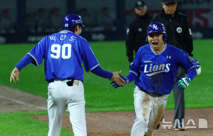 [광주=뉴시스] 전신 기자 = 21일 광주 북구 광주-기아챔피언스필드에서 열린 2024 KBO 포스트시즌 한국시리즈 1차전 삼성 라이온즈와 KIA 타이거즈의 경기에서 6회초 무사 삼성 김헌곤이 솔로 홈런을 친 후 기뻐하고 있다. photo1006@newsis.com