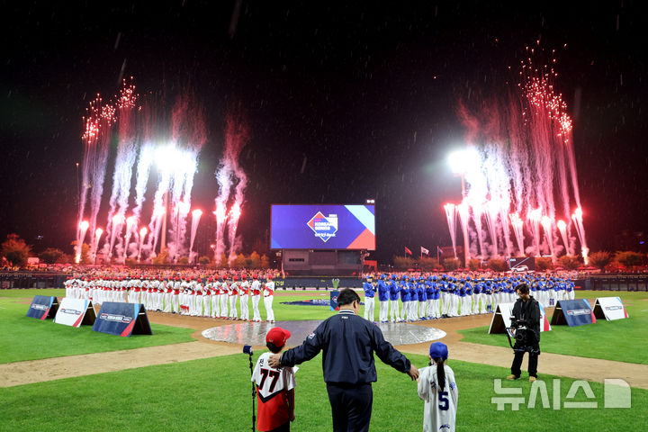 [광주=뉴시스] 김금보 기자 = 21일 광주 북구 광주-기아챔피언스필드에서 열린 2024 KBO 포스트시즌 한국시리즈 1차전 삼성 라이온즈와 KIA 타이거즈의 경기 시작 전 한국시리즈 개막 축포가 터지고 있다. 2024.10.21. kgb@newsis.com