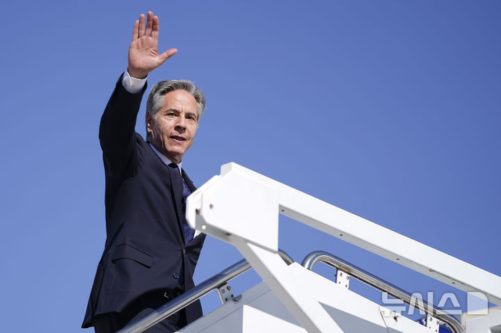 [앤드루스합동기지=AP/뉴시스]토니 블링컨 미국 국무장관은 시리아의 정치적 전환을 전적으로 지지한다는 뜻을 전했다. 사진은 블링컨 장관이 지난 10월21일(현지시각) 미국 앤드루스합동기지에서 중동 순방을 위해 출국하며 손을 흔드는 모습. 2024.12.11.