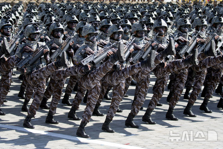 [평양=AP/뉴시스]2018년 9월 9일 북한 평양에서 열린 북한 건국 70주년 기념 열병식에서 행진하고 있는 북한 군인들. 러시아에 파견된 북한군이 27일이나 28일 처음으로 전투 지역에 배치될 것으로 보인다고 볼로디미르 젤렌스키 우크라이나 대통령이 25일 밝혔다. 2024.10.25.