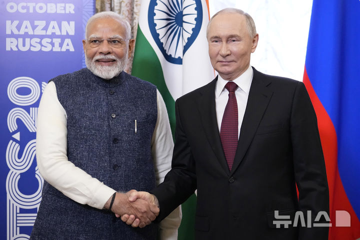 [카잔=AP/뉴시스] 블라디미르 푸틴 러시아 대통령이 내주 인도를 국빈 방문한다. 사진은 나렌드라 모디(왼쪽) 인도 총리와 푸틴 대통령이 지난해 10월 22일(현지시각) 러시아연방 타타르공화국 수도 카잔에서 브릭스 정상회의를 계기로 양자 회담하는 모습.. 2025.11.28. 