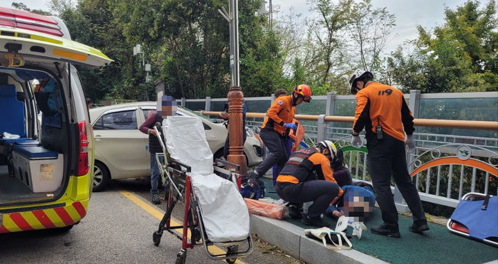 [목포=뉴시스] 21일 오후 전남 목포시 죽교동 한 도로에서 경차가 보행자를 덮치는 사고가 발생해 소방 당국이 조치를 취하고 있다. (사진 = 목포소방서 제공) 2024.10.22. photo@newsis.com *재판매 및 DB 금지