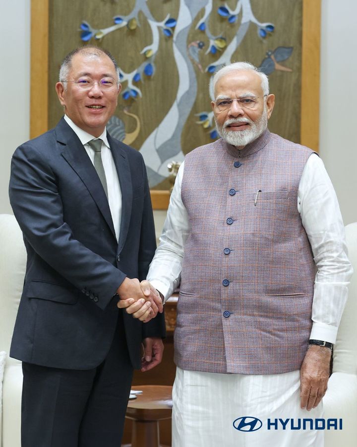 [서울=뉴시스] 현대차 인도법인 상장을 위해 인도를 찾은 정의선 현대차그룹 회장이 21일(현지 시각) 나렌드라 모디 인도 총리를 만나 기념촬영을 하고 있다. (사진=현대차 인도법인 제공) 2024.10.22 photo@newsis.com *재판매 및 DB 금지