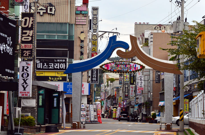 [여수=뉴시스] 김석훈 기자= 여수시 학동 상가길. 여수국가산던 경기가 좋을 때 많은 인파가 몰리는 곳이다. 2024.10.22. photo@newsis.com *재판매 및 DB 금지