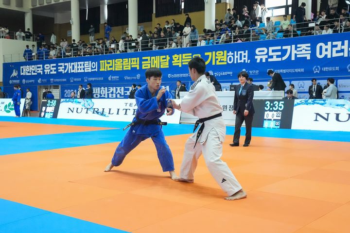 [양구=뉴시스]&nbsp; 강원도내 최저 인구로 인구소멸 문제에 직면한 양구군이 스포츠마케팅으로 지역경제 활성화을 극복하고&nbsp; 유도하고 있는 것으로 나타났다. 사진은 양구군에서 치러진 유도 대회 모습. 양구군 제공. *재판매 및 DB 금지