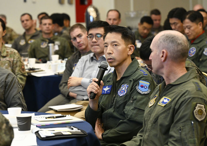 [서울=뉴시스] 공군작전사령부와 미 7공군사령부는 10월 21일부터 22일까지 오산기지에서 항공지휘관회의를 실시하고 있다. 21일 회의에 앞서 김형수 공군작전사령관(중장)이 개회사를 하고 있다. (사진=공군 제공) 2024.10.22. photo@newsis.com *재판매 및 DB 금지