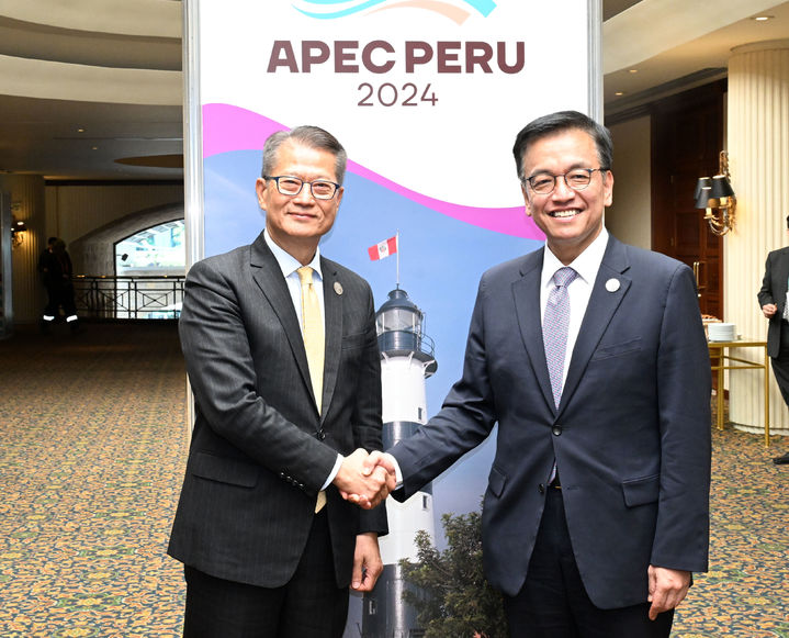 [세종=뉴시스] 아시아 태평양 경제협력체(APEC) 재무장관회의에 참석차 페루 리마를 방문중인 최상목 부총리 겸 기획재정부 장관이 21일(현지시간) 스위소텔에서 폴 찬 홍콩 재정사장(장관급)의 예방으로 악수하며 기념사진을 찍고 있다. (사진=기획재정부 제공) *재판매 및 DB 금지