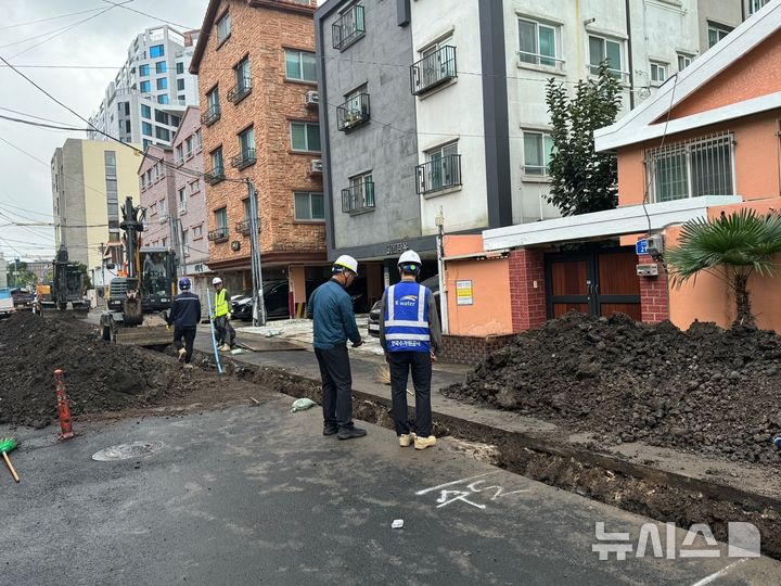 [제주=뉴시스] 제주시 연동지역에서 상수관망 정비사업을 벌이고 있는 장면. (사진=뉴시스DB) photo@newsis.com