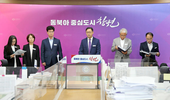 [창원=뉴시스] 강경국 기자 = 제종남 경남 창원시 마산회원구청장이 22일 창원시청 프레스센터에서 생활밀착형 사업 추진에 대해 브리핑을 하고 있다. (사진=창원시청 제공). 2024.10.22. photo@newsis.com *재판매 및 DB 금지