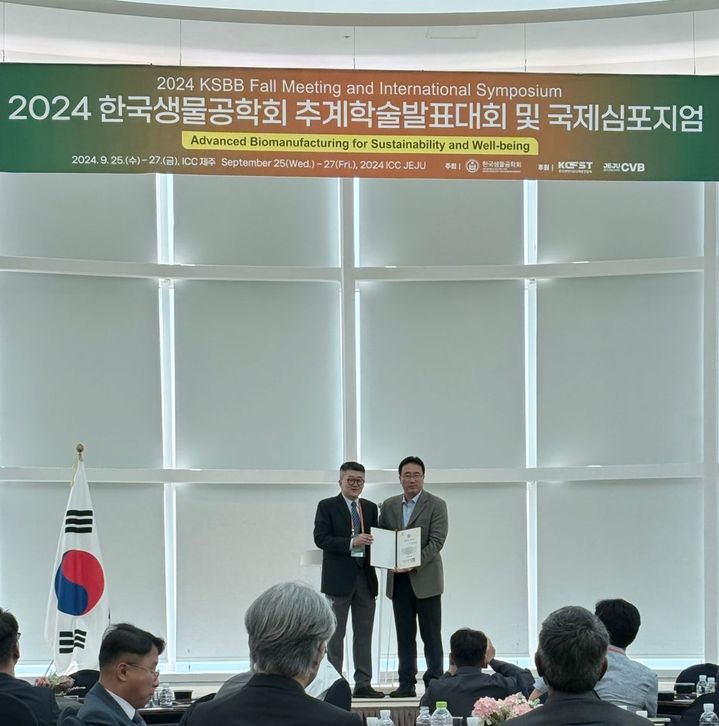 [부산=뉴시스] 동아대학교는 화학공학과 김준형 교수가 2024 한국생물공학회의 유영제 교육상을 수상했다고 22일 밝혔다. (사진=동아대 제공) *재판매 및 DB 금지