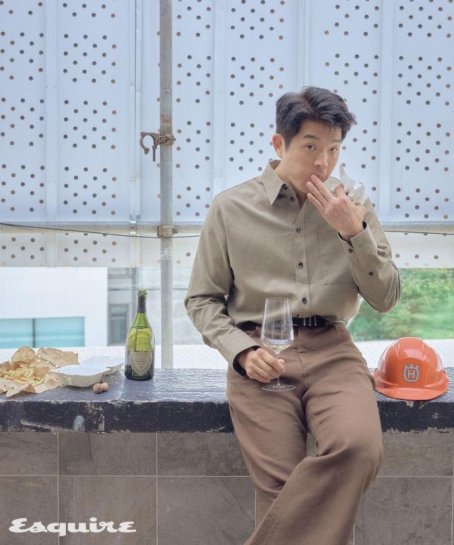 [서울=뉴시스] 넷플릭스 요리 예능 프로그램 '흑백요리사: 요리 계급 전쟁'에 심사위원으로 참여해 큰 인기를 끌고 있는 '국내 유일 미쉐린(미슐랭) 3스타 셰프' 안성재가 레스토랑 재오픈을 앞두고 청사진을 밝혔다. (사진=에스콰이어 제공) *재판매 및 DB 금지