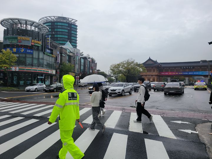 [전주=뉴시스] 전북경찰청은 제22회 세계한인비즈니스대회의 안전한 진행을 위해 교통 관리에 집중하고 있다고 밝혔다. 22일 전북 전주시 전북대학교 신정문 사거리에서 전북경찰청 소속 교통경찰들이 교통 정리를 진행하고 있다. (사진=전북경찰청 소속) 2024.10.22. photo@newsis.com *재판매 및 DB 금지