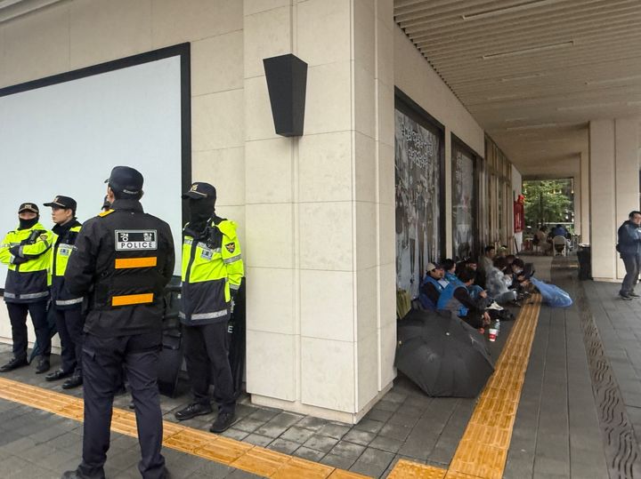 [서울=뉴시스] 22일 오후 2시께 서울 종로경찰서 앞에서 전국공무원노동조합(전공노)과 대한민국공무원노동조합총연맹(공노총) 관계자들이 농성을 벌이고 있다. 경찰은 인력을 배치해 충돌 상황에 대비 중이다. photo@newsis.com *재판매 및 DB 금지