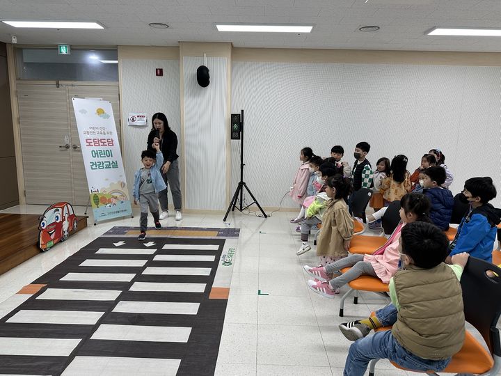 [대구=뉴시스] 대구시 수성구보건소 고산건강생활지원센터는 '도담도담 어린이 건강교실'을 운영한다. (사진 = 대구시 수성구 제공) 2024.10.22. photo@newsis.com *재판매 및 DB 금지