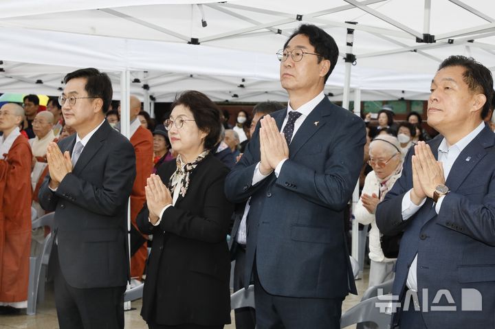 [화성=뉴시스] 정명근 화성시장(사진 왼쪽 세번째)이 22일 화성 용주사 수륙대재에서 아리셀공장 화재사고 희생자와 나라와 민족을 위해 목숨 바친 선조들의 넋을 기리고 있다. 사진 왼쪽부터 김동연 경기도지사와 정우영 여사 부부, 정명근 화성시장, 이재준 수원시장.(사진=화성시 제공)2024.10.22.photo@newsis.com