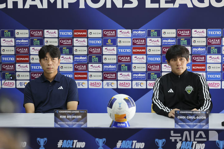 [서울=뉴시스]프로축구 전북 김두현 감독과 최철순. (사진=프로축구연맹 제공)