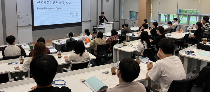 한전KDN 조선대학교 전기 전공 재학생 대상 '하반기 전력 계통 특화 산학협력 교육' 실시. (사진=한전KDN 제공) photo@newsis.com  *재판매 및 DB 금지