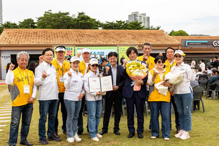 [부산=뉴시스] 동의대학교 평생교육원은 최근 열린 '2024년 부산 50+일자리 박람회'에서 '부산시 50+생애재설계대학'을 모범적으로 운영하며 시민 복지 증진에 이바지한 공로로 부산시장 표창을 받았다고 22일 밝혔다. (사진=동의대 제공) *재판매 및 DB 금지