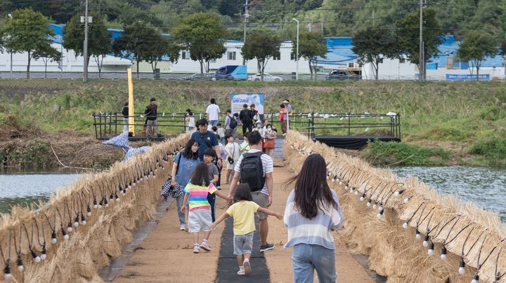 [양산=뉴시스] 안지율 기자 = 삽량고래섬과 국계다리. (사진=양산시 제공) 2024.10.22. photo@newsis.com *재판매 및 DB 금지