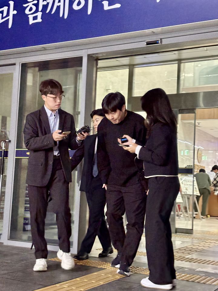 이진호 경찰 조사 후 귀가 장면(뉴시스)