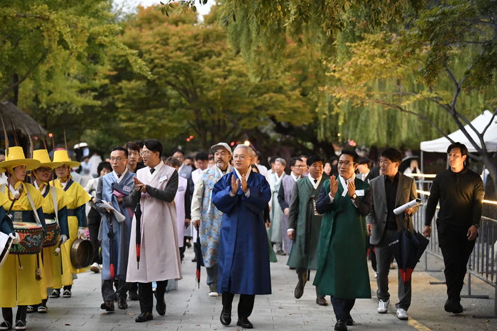 [남원=뉴시스] 지난 18일~20일 남원에서 펼쳐진 문화체육관광부 '2024 문화의 달' 행사, 최경식 남원시장(앞 왼쪽)과 유인촌 문화체육관광부 장관(앞 가운데)이 광한루원 행사장을 돌아보고 있다.  *재판매 및 DB 금지