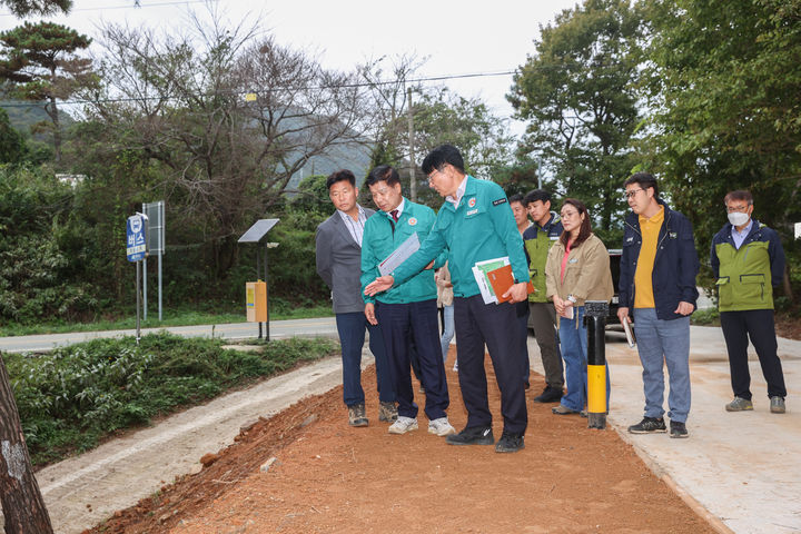 [고성(경남)=뉴시스] 신정철 기자= 경남 고성군은 도내 최초로 대가면 척정리에서 송계리로 이어지는 산불진화임도 사업과 연계한 길이 240m, 폭 1.5m의 황토맨발걷기길을 조성했다고 22일 밝혔다. 사진은 지난 21일 이상근 군수가 현장을 직접 확인하고 있다.(사진=고성군 제공).2024.10.22. photo@newsis.com *재판매 및 DB 금지