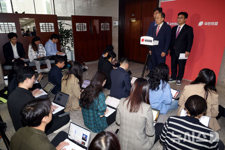 [서울=뉴시스] 조성봉 기자 = 추경호 국민의힘 원내대표가 22일 오전 서울 여의도 국회에서 국정감사 대책회의를 마치고 취재진의 질문에 답변하고 있다. 2024.10.22. suncho21@newsis.com