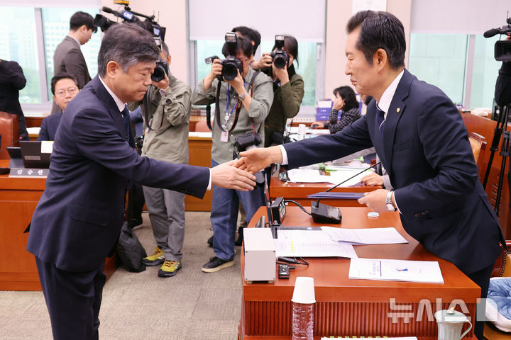 [서울=뉴시스] 조성우 기자 = 윤준(왼쪽) 서울고등법원장이 22일 오후 서울 여의도 국회에서 열린 법제사법위원회의 서울고등법원, 서울중앙지방법원 등에 대한 국정감사에서 정청래 위원장에게 증인선서문을 제출한 뒤 인사하고 있다. 2024.10.22. xconfind@newsis.com