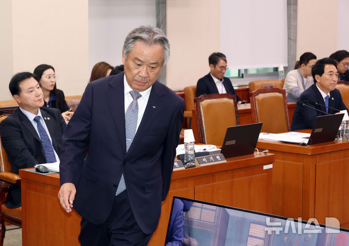 [서울=뉴시스] 고승민 기자 = 이기흥 대한체육회장이 22일 서울 여의도 국회에서 열린 문화체육관광위원회의 대한체육회 등 국정감사에서 선서문 전달 후 자리로 향하고 있다. 2024.10.22. kkssmm99@newsis.com