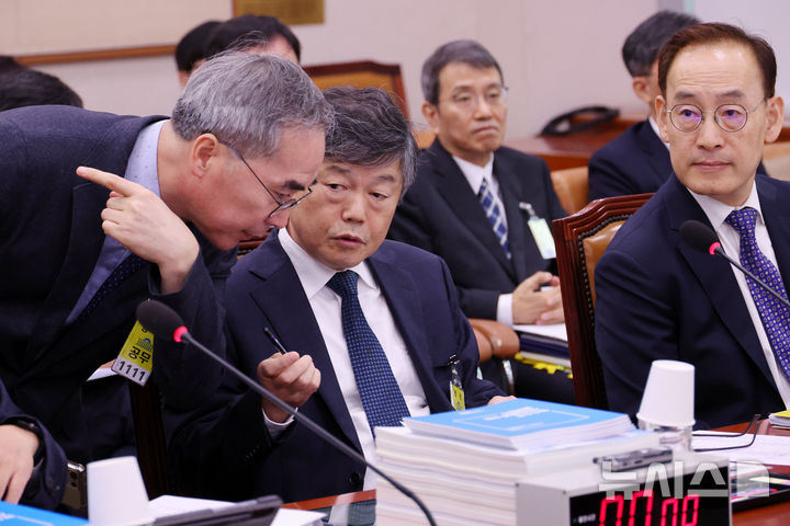 [서울=뉴시스] 조성우 기자 = 윤준(가운데) 서울고등법원장이 22일 오후 서울 여의도 국회에서 열린 법제사법위원회의 서울고등법원, 서울중앙지방법원 등에 대한 국정감사에서 관계자와 대화하고 있다. 오른쪽은 김정중 서울중앙지방법원장. 2024.10.22. xconfind@newsis.com