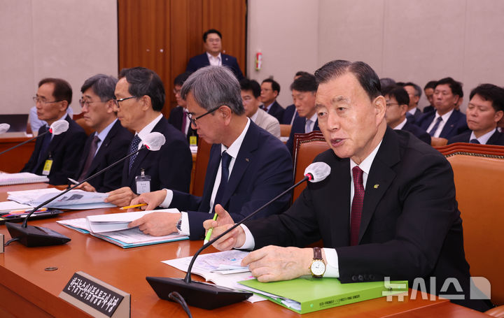 [서울=뉴시스] 권창회 기자 = 홍문표 한국농수산식품유통공사 사장이 22일 오전 서울 여의도 국회에서 열린 농림축산식품해양수산위원회의 한국마사회, 한국농수산식품유통공사, 한국농어촌공사 등에 대한 국정감사에서 의원질의에 답하고 있다. 2024.10.22. kch0523@newsis.com