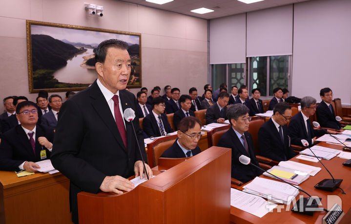 [서울=뉴시스] 권창회 기자 = 홍문표 한국농수산식품유통공사 사장이 22일 오전 서울 여의도 국회에서 열린 농림축산식품해양수산위원회의 한국마사회, 한국농수산식품유통공사, 한국농어촌공사 등에 대한 국정감사에서 업무보고를 하고 있다. 2024.10.22. kch0523@newsis.com