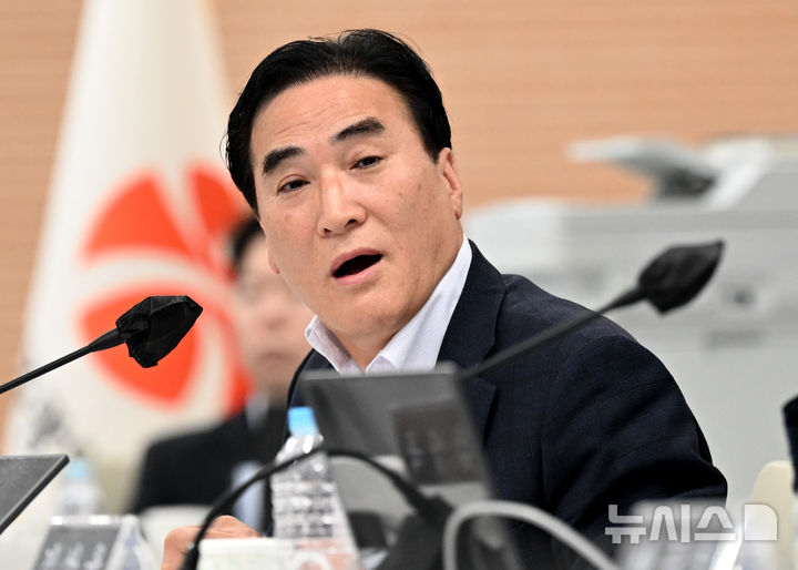 [광주=뉴시스] 김혜인 기자 = 국민의힘 김종양 의원이 22일 오전 광주 서구 광주시청 3층 중회의실에서 열린 국회 행정안전위원회의 광주시 국정감사를 통해 질의하고 있다. 2024.10.22. hyein0342@newsis.com