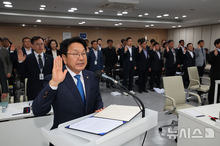 [광주=뉴시스] 김혜인 기자 = 강기정 광주시장이 22일 오전 광주 서구 광주시청 3층 중회의실에서 열린 국회 행정안전위원회의 광주시 국정감사에 앞서 증인선서 하고 있다. 2024.10.22. hyein0342@newsis.com