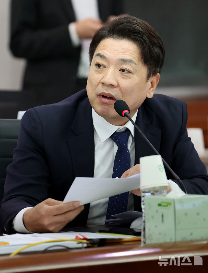 [대구=뉴시스] 이무열 기자 = 부승찬 더불어민주당 의원이 22일 오전 대구 육군 제2작전사령부에서 열린 국회 국방위원회의 국정감사에서 질의하고 있다. 2024.10.22. lmy@newsis.com