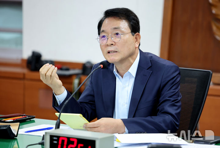 [대구=뉴시스] 이무열 기자 = 성일종 감사반장이 22일 오전 대구 육군 제2작전사령부에서 열린 국회 국방위원회의 국정감사에서 질의하고 있다. 2024.10.22. lmy@newsis.com