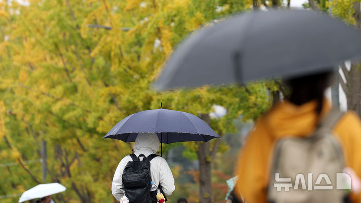 [서울=뉴시스] 홍효식 기자 = 가을비가 내리는 22일 서울 서대문구 연세대학교에서 학생들이 우산을 쓰고 발걸음을 재촉하고 있다. 2024.10.22. yesphoto@newsis.com