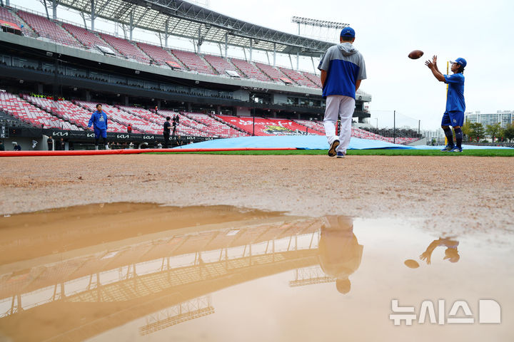 [광주=뉴시스] 전신 기자 = 전날 우천으로 서스펜디드 경기가 선언된 2024 KBO 포스트시즌 한국시리즈 1차전 재개를 앞둔 22일 광주 북구 광주-기아챔피언스필드에서 삼성 선수들이 몸을 풀고 있다. photo1006@newsis.com