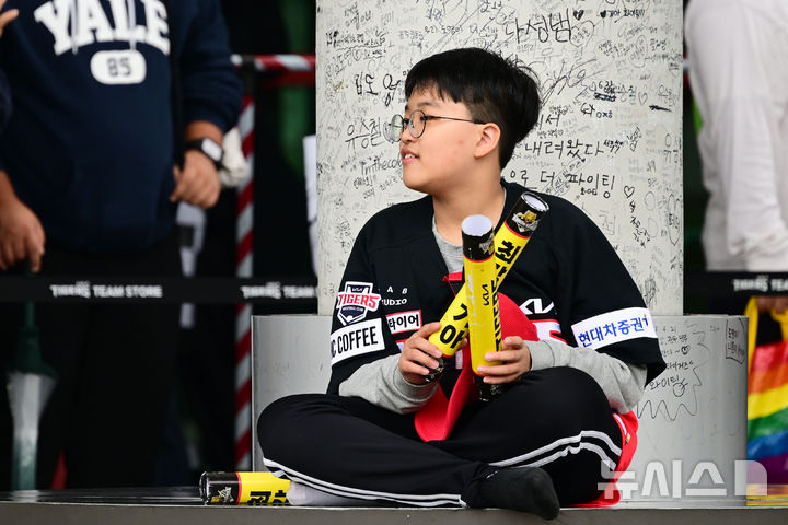 [광주=뉴시스] 이영주 기자 = 2024 KBO 포스트시즌 한국시리즈 KIA 타이거즈와 삼성 라이온즈의 1차전 서스펜디드 경기와 2차전이 예고된 22일 오전 광주 북구 광주-기아챔피언스필드에서 한 아이가 경기 시작을 기다리고 있다. 2024.10.22. leeyj2578@newsis.com