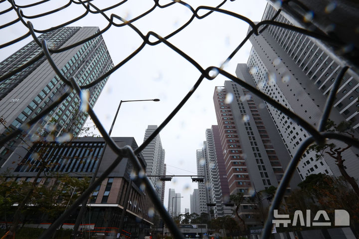 [서울=뉴시스] 황준선 기자 = 지난 22일 서울 강동구 올림픽파크포레온 단지의 모습.입주를 한 달여 앞둔 서울 강동구 둔촌주공 재건축(올림픽파크포레온)은 재건축 현장 주변 도로와 조경 등 기반시설을 담당 시공사들의 추가 공사비 요구를 조합이 거부하며 지난 19일부터 공사가 중단됐다. 2024.10.24. hwang@newsis.com