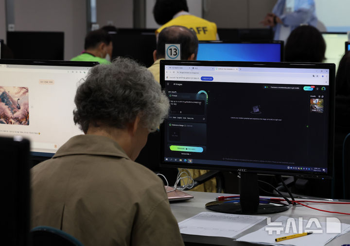 [서울=뉴시스] 이영환 기자 =지난해 10월 22일 오후 서울 서초구 서초구IT교육센터에서 열린 서초 스마트시니어 IT 페스티벌에서 참가자들이 AI를 활용한 코딩에 도전하고 있다. (사진은 기사와 직접 관련이 없습니다.) 2025.12.20. 20hwan@newsis.com