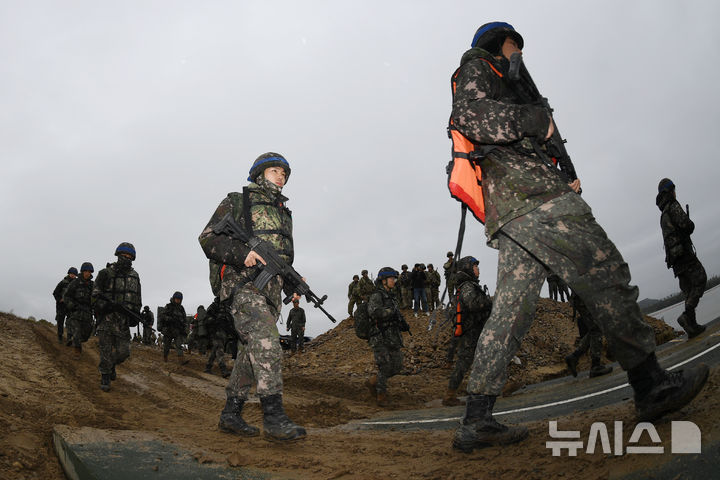 [여주=뉴시스] 김종택 기자 = 22일 오후 여주시 연양동 남한강일대에서 열린 '한미 연합 제병협동 도하훈련'에서 제7기동군단 소속 공병여단 장병들이 도하를 하고 있다. (공동취재) 2024.10.22. photo@newsis.com