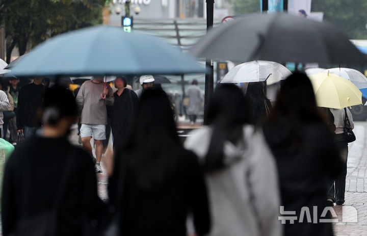 [대구=뉴시스] 이무열 기자 = 비가 내리고 있는 22일 오후 대구 중구 동성로에서 시민들이 우산을 쓰고 걸어가고 있다. 2024.10.22. lmy@newsis.com