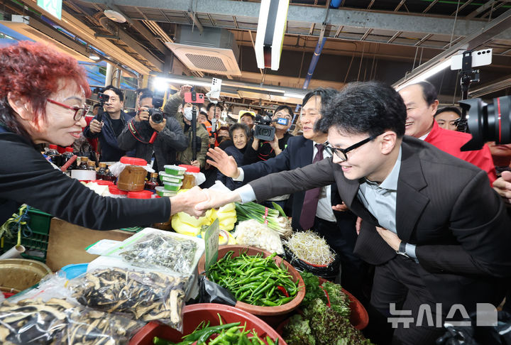 [인천=뉴시스] 전진환 기자 =  한동훈 국민의힘 대표가 10·16 보궐선거에서 당선된 박용철 강화군수와 22일 오후 인천 강화군 강화읍 풍물시장은 찾아 상인들에게 당선인사를 하고 있다. 2024.10.22. amin2@newsis.com